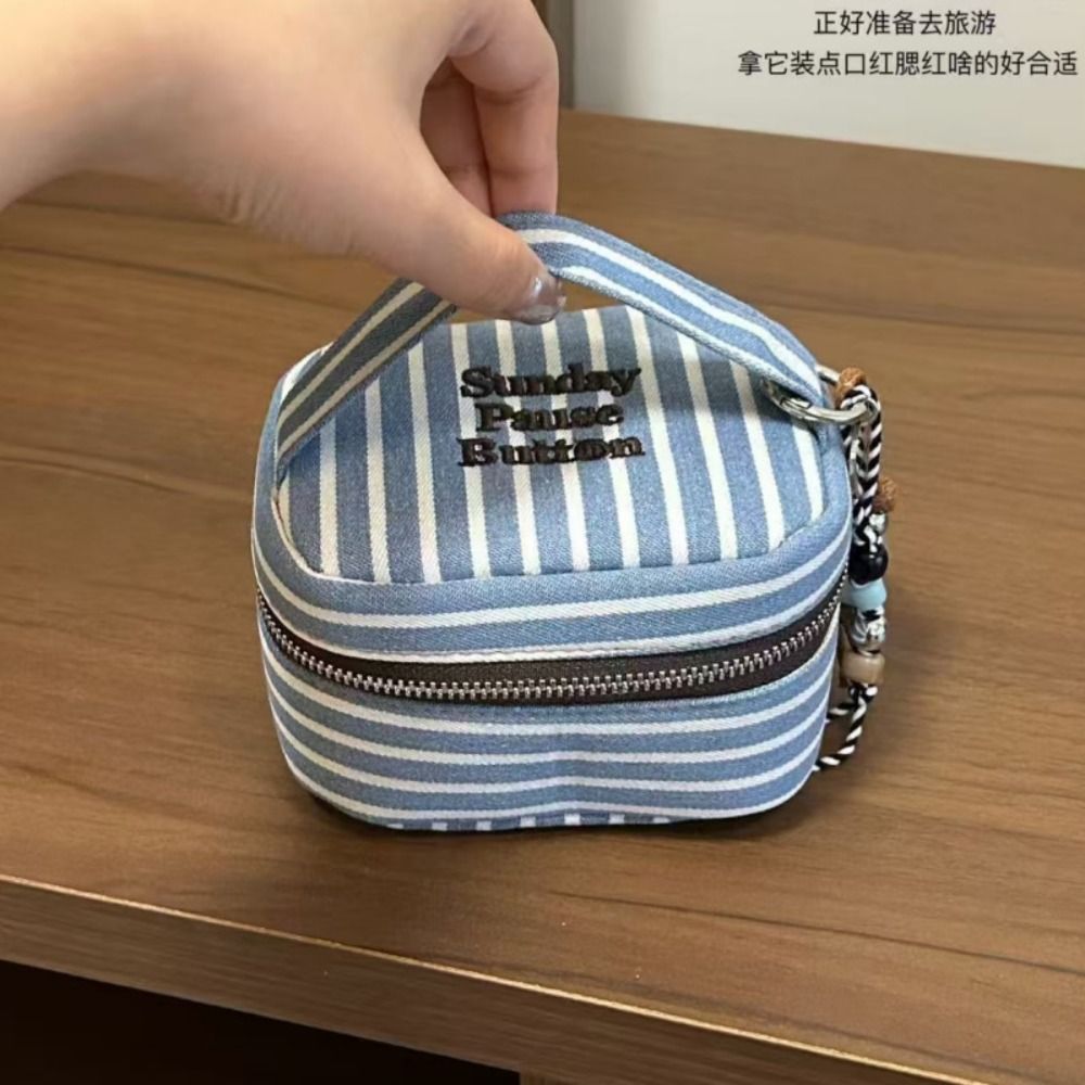 持ち運び可能な、青と白のストライプ柄の正方形収納ボックス。ハ - Cosmetic Bags のレビューと価格