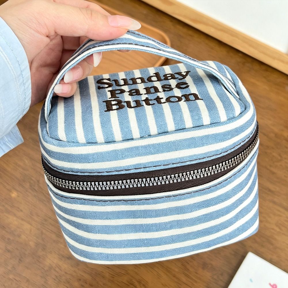 持ち運び可能な、青と白のストライプ柄の正方形収納ボックス。ハ - Cosmetic Bags のレビューと価格