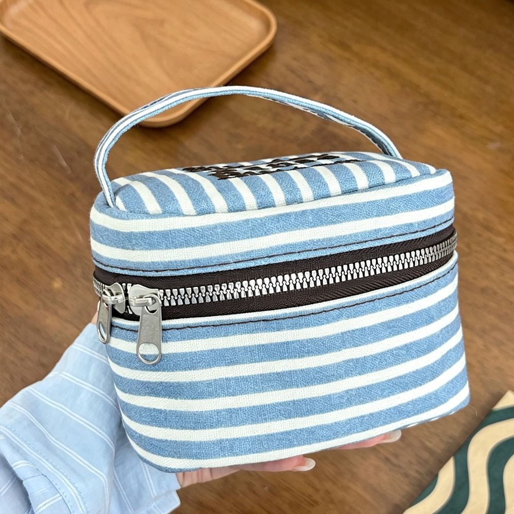 持ち運び可能な、青と白のストライプ柄の正方形収納ボックス。ハ - Cosmetic Bags のレビューと価格